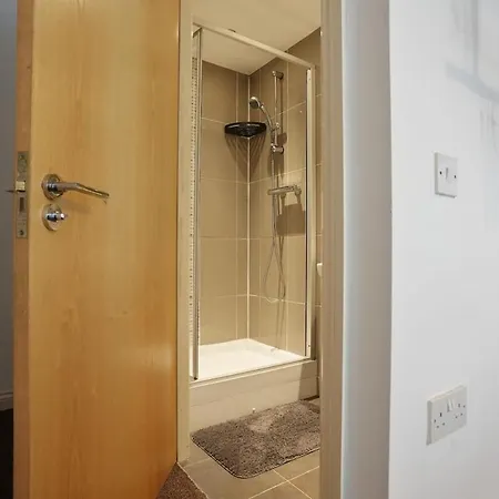 Stylish Centre 2br With Free Parking - 2 Mins To First Direct Arena Apartment *