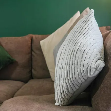 Stylish Centre 2br With Free Parking - 2 Mins To First Direct Arena