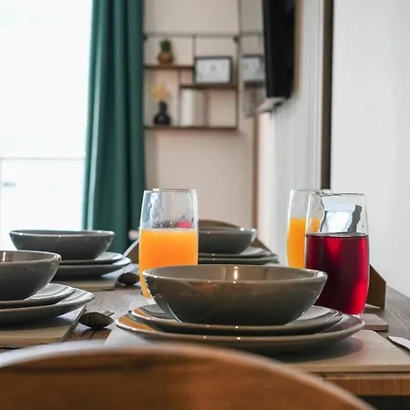 Stylish Centre 2br - Free Parking - 2 Mins To First Direct Arena