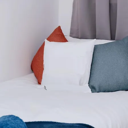 Stylish Centre 2br - Free Parking - 2 Mins To First Direct Arena Апартаменты *