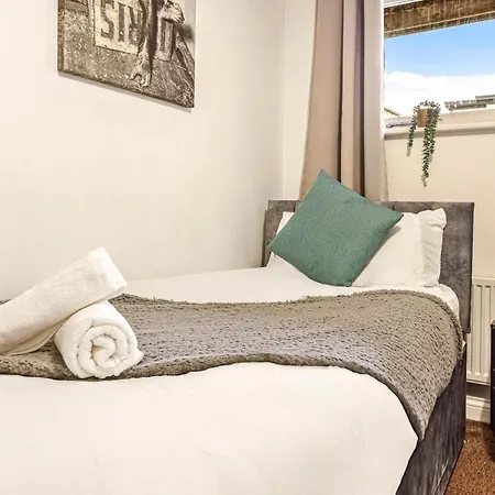 Stylish Centre 2br - Free Parking - 2 Mins To First Direct Arena Apartment